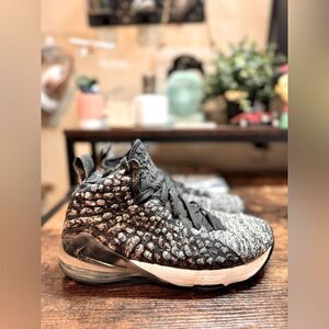 Nike LeBron 17 In The Arena 2019 shoes size 5Y